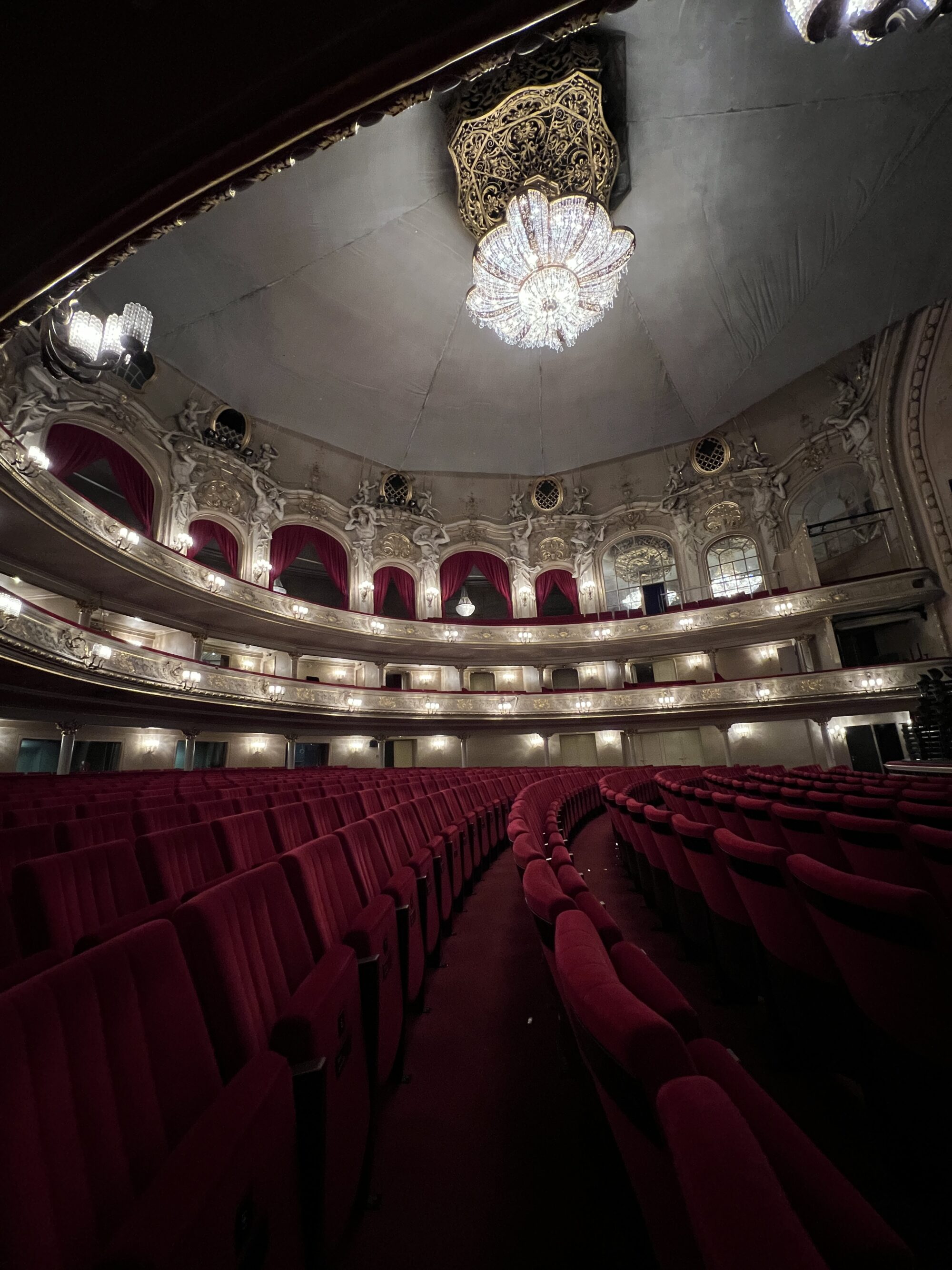 Blick in den Zuschauerraum der Komischen Oper Berlin vom Parkett aus