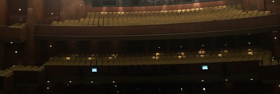 Blick in den Zuschauerraum der Deutschen Oper Berlin von der Bühne aus