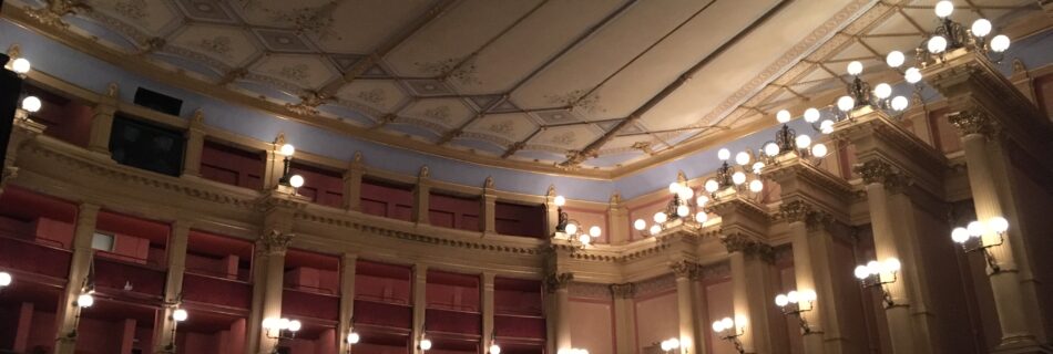 Blick in den Zuschauerraum des Bayreuther Festspielhauses von der Bühne aus